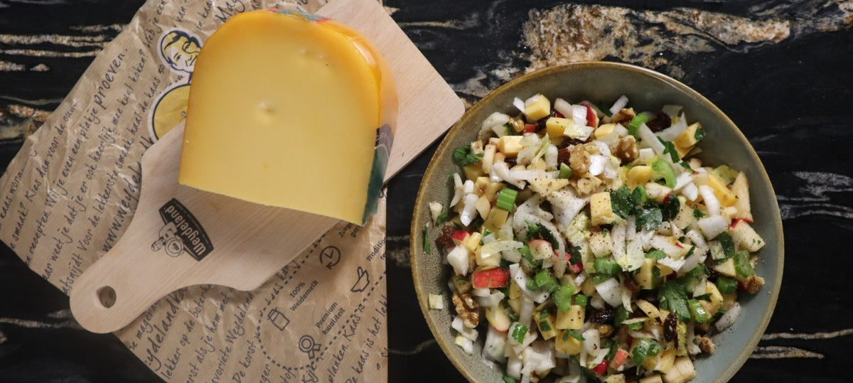 Witlofsalade met appel, walnoten, rozijnen en blokjes oude kaas