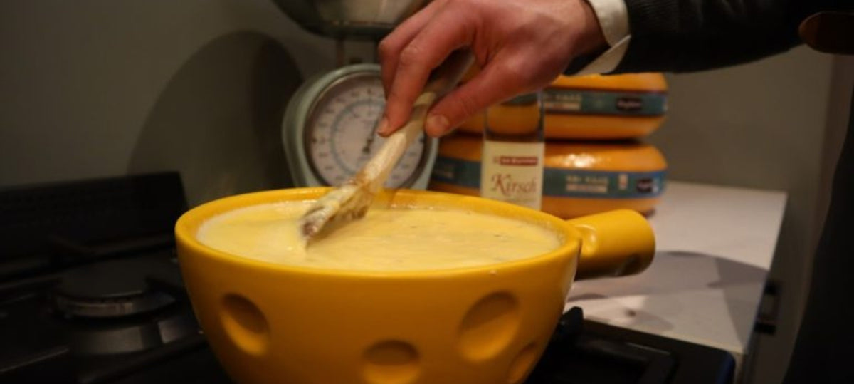 Kaasfondue met Weydeland Belegen en Villa Nella in een fonduepan met brood om te dippen