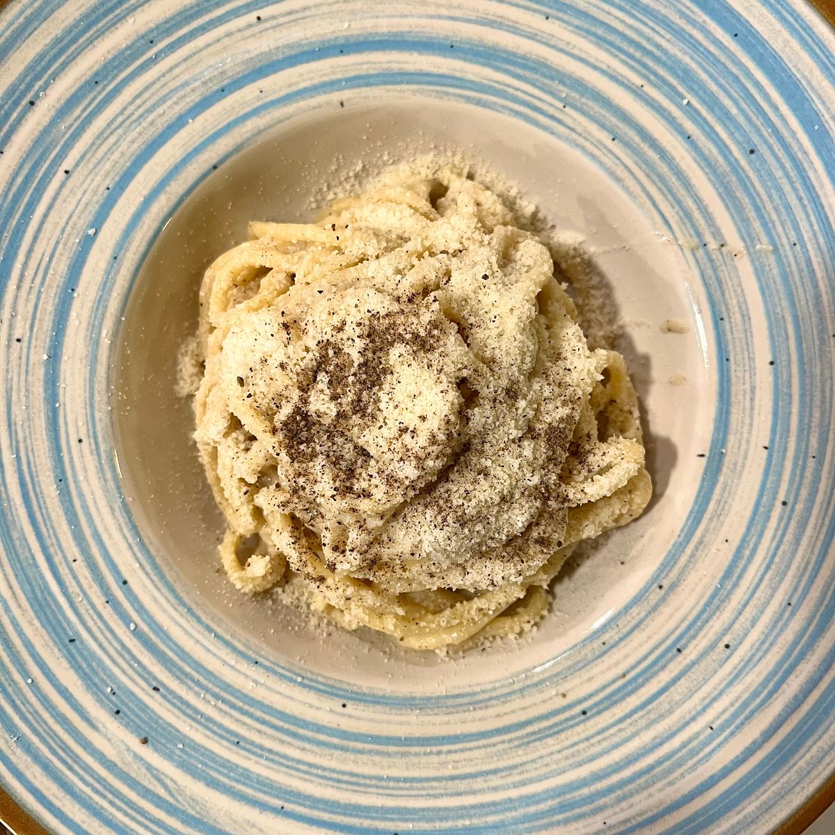 Pasta cacio e pepe met geraspte Pecorino en zwarte peper