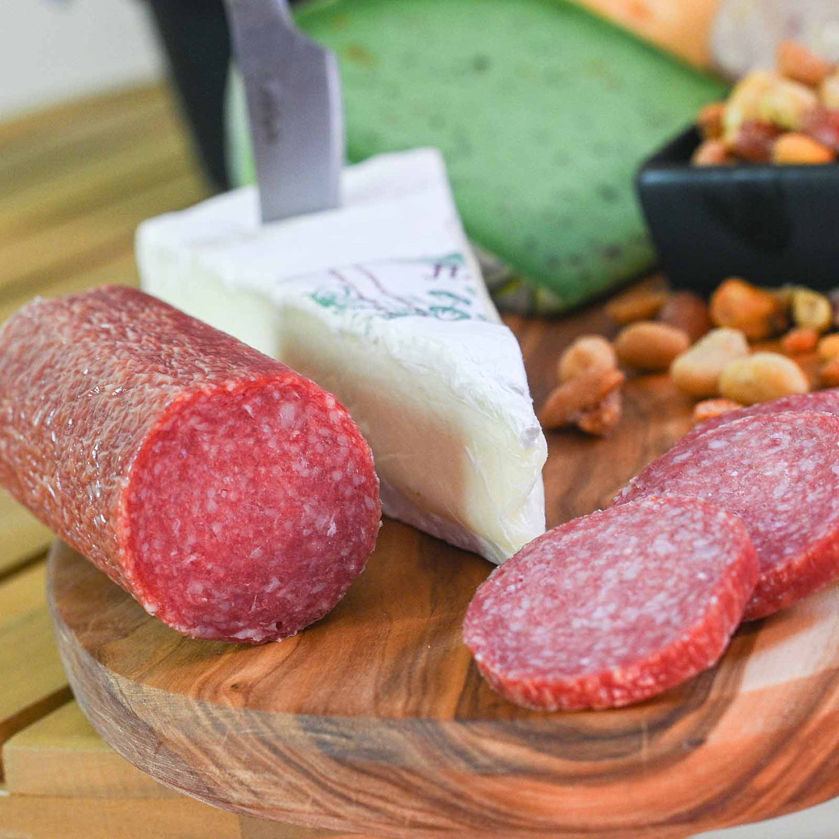 Brie op een borrelplank met salami en noten | Kaas & Borrelz