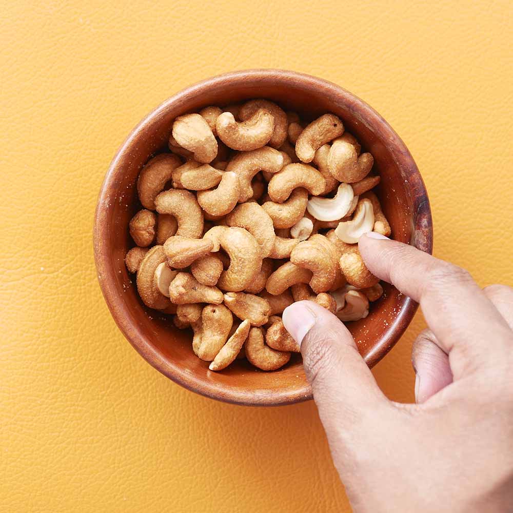 Cashewnoten gezouten – gezouten cashewnoten in schaal, borrelsfeer | Kaas & Borrelz