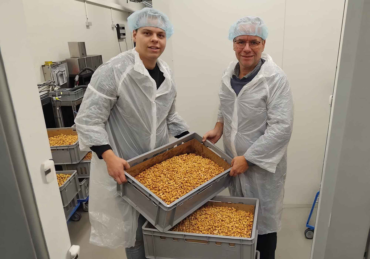 Medewerkers van Heuvelrug Noten en Zuidvruchten met bakken noten | Kaas & Borrelz