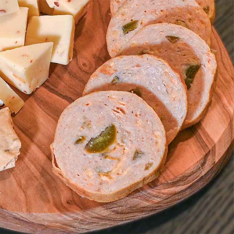 Kipgrillworst - Jalapeño – Kipgrillworst cheddar jalapeno grillworst sfeer | Kaas & Borrelz