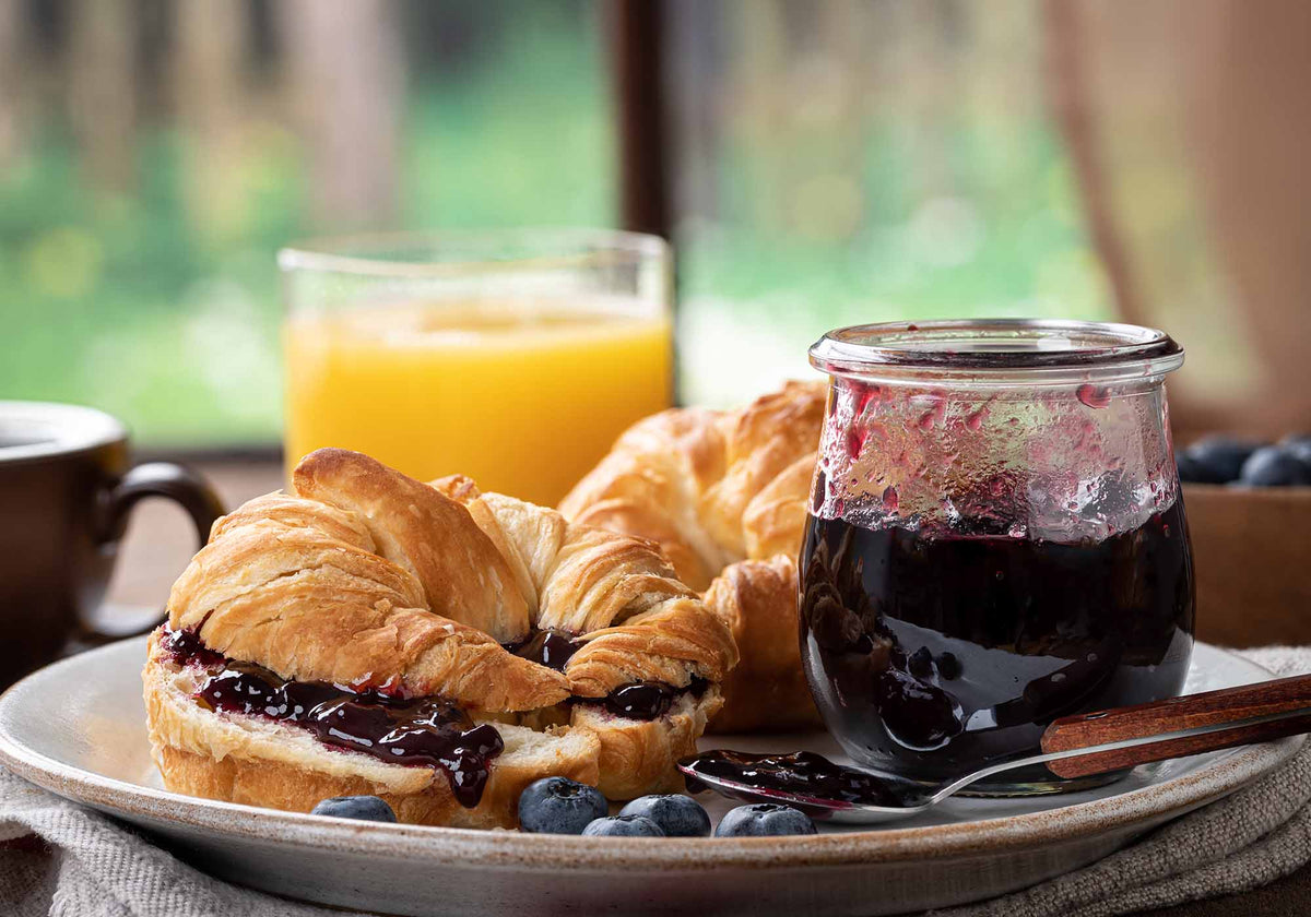 Ontbijt met croissants, jam en jus d'orange | Kaas & Borrelz