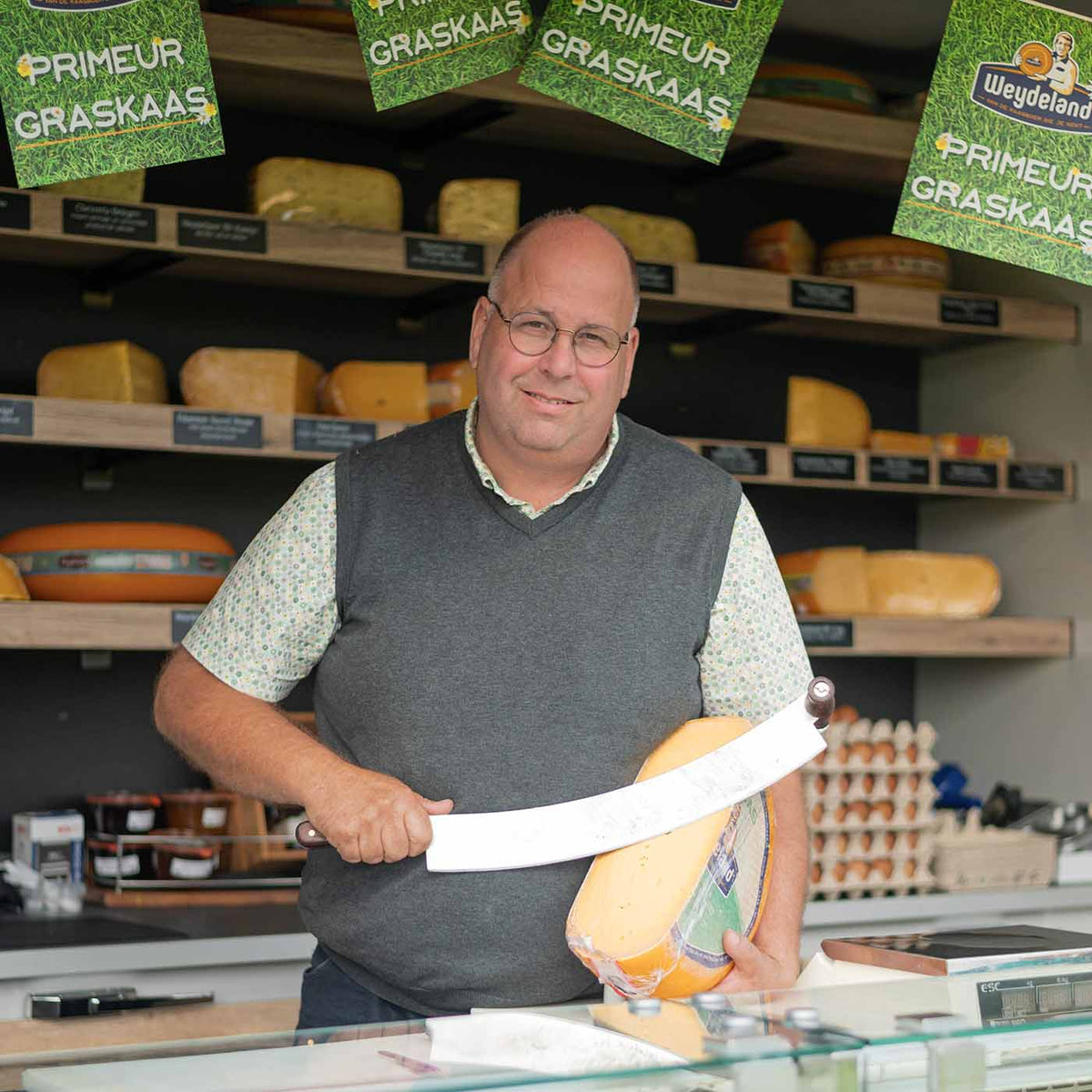 Johan, chauffeur van de Cheese @Home kaasauto, met een kaasmes