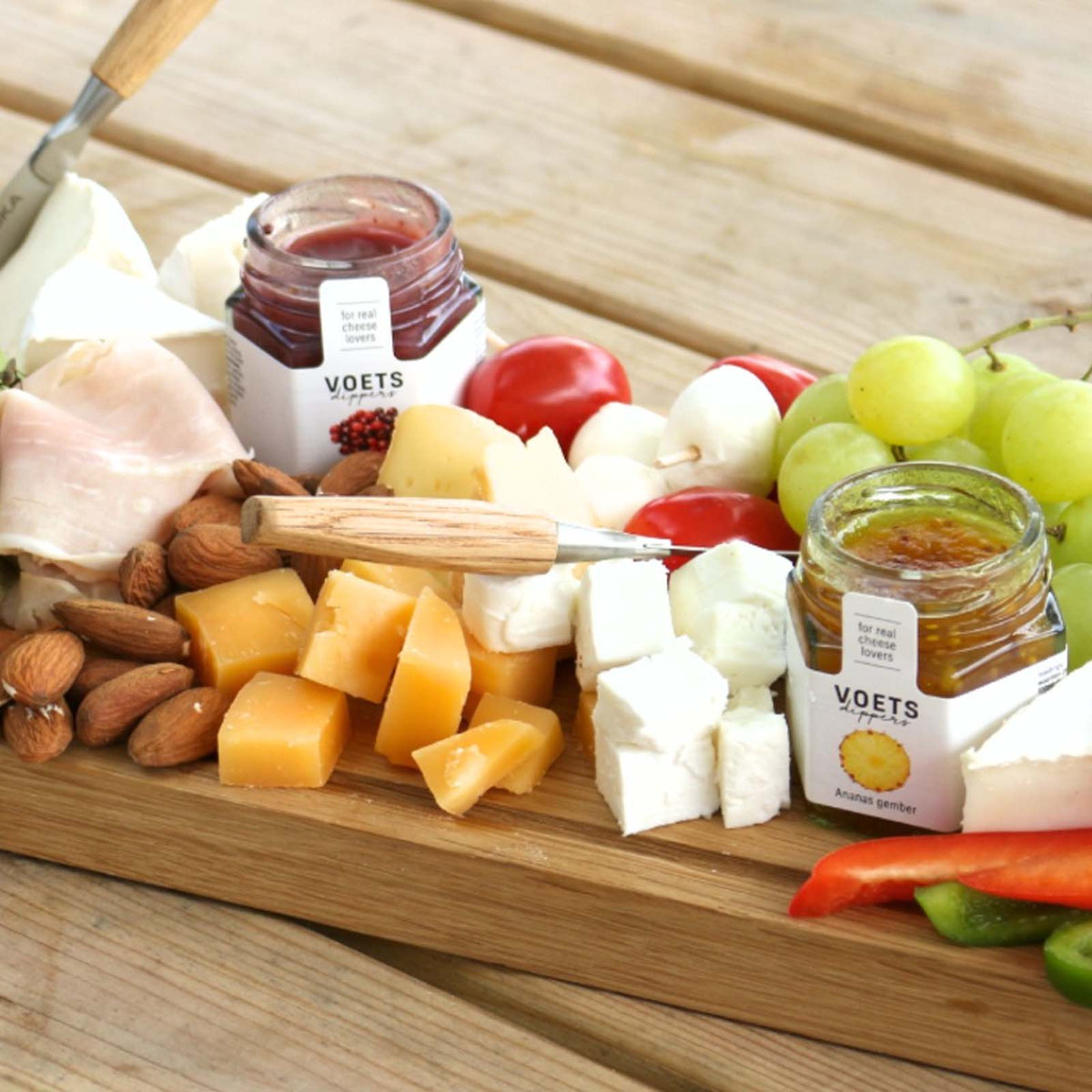 Kaasplank met Voets kaasdippers, kaas en fruit | Kaas & Borrelz