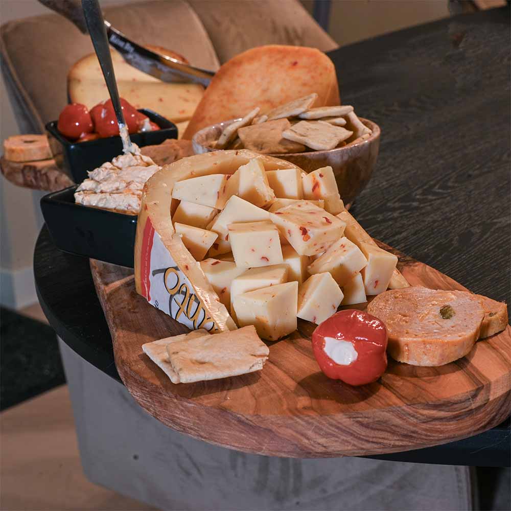 Vuurplank XL pittige borrelplank met crackers op een olijfhouten plank | Kaas & Borrelz