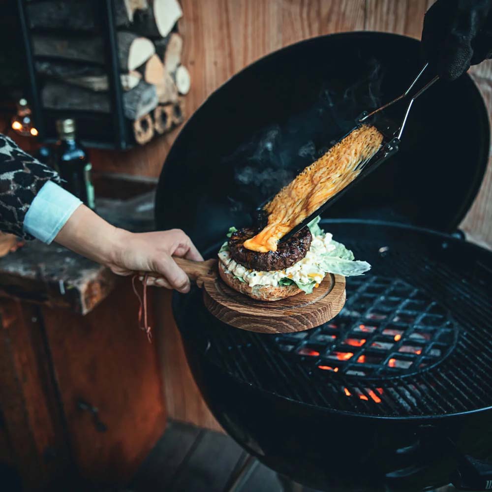 Gesmolten kaas uit het raclettepannetje over een burger | Kaas & Borrelz