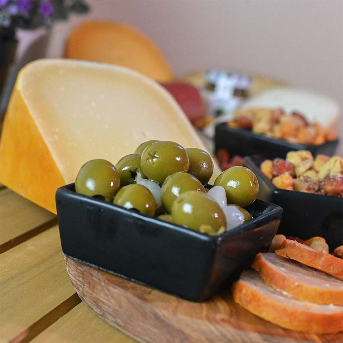 Zoete Olijven als tapas op borrelplank | Kaas & Borrelz