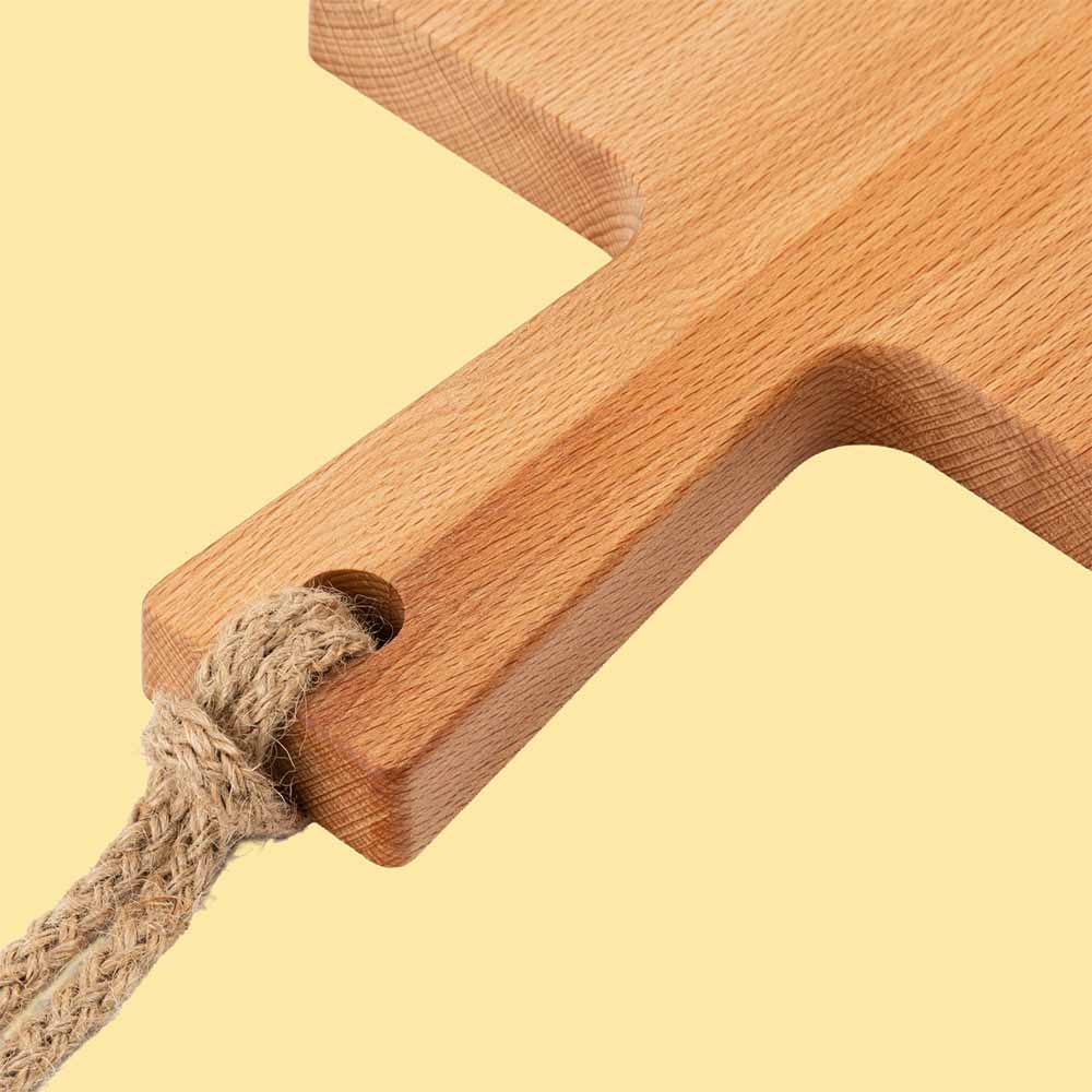 Beukenhouten borrelplank – beukenhouten borrelplank met koord handvat | Kaas & Borrelz