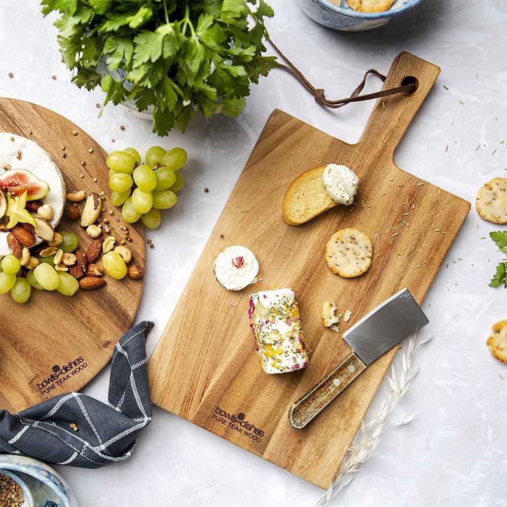 Teakhouten borrelplank – teakhouten borrelplank sfeer, gedekte tafel | Kaas & Borrelz