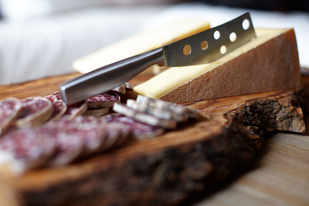 Comté kaas op een plank met droge worst | Kaas & Borrelz