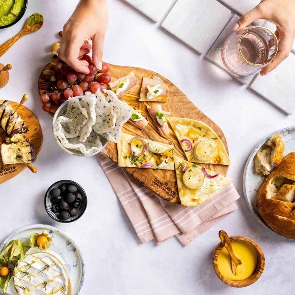 Olijfhouten borrelplank – olijfhouten borrelplank sfeer, gedekte tafel | Kaas & Borrelz