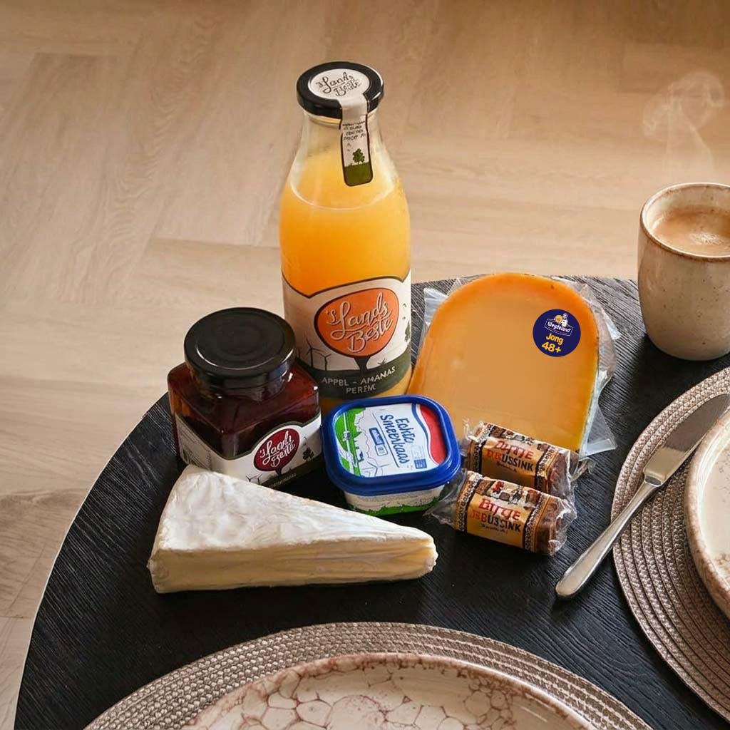 Ontbijtpakket Goedemorgen Lieverd met Weydeland jong belegen, roombrie, smeerkaas, aardbeienjam, fruitsap en Deventer koek | Kaas & Borrelz