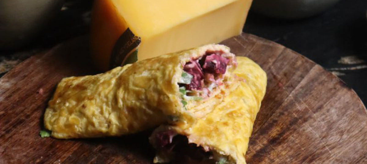 Opgerolde eiwraps met kaas, rode biet, walnoten en rucola