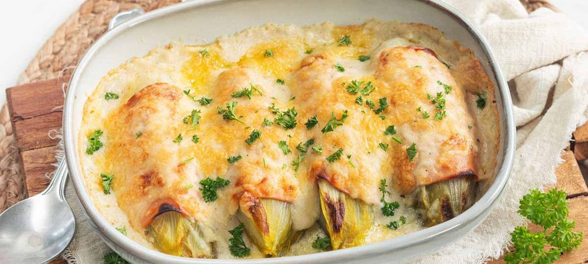 Witlof met ham en kaas uit de oven met goudbruine kaaskorst