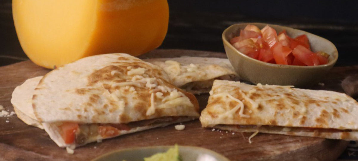 Knapperige quesadilla met gesmolten kaas, bacon, champignons en tomaat