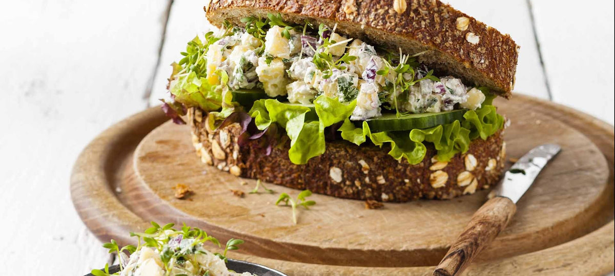 Broodje kaassalade met Weydeland jonge kaas, komkommer, sla en tuinkers