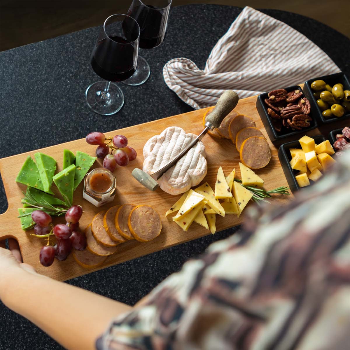 Borrelplank met brie, kaasblokjes, olijven en rode wijn | Kaas & Borrelz