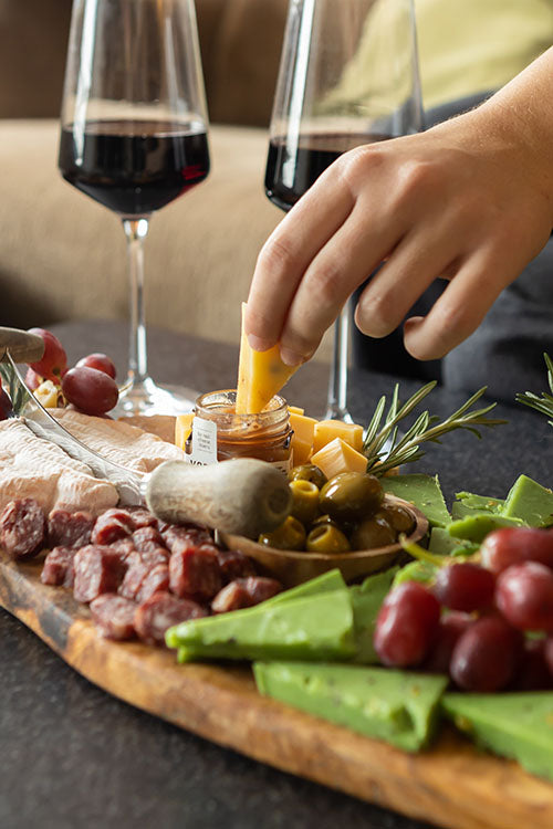 Luxe borrelplank met kaas, olijven, worst en dipsaus | Kaas & Borrelz