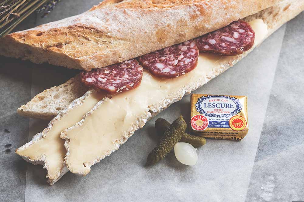 Stokbrood met brie en salami | Kaas & Borrelz
