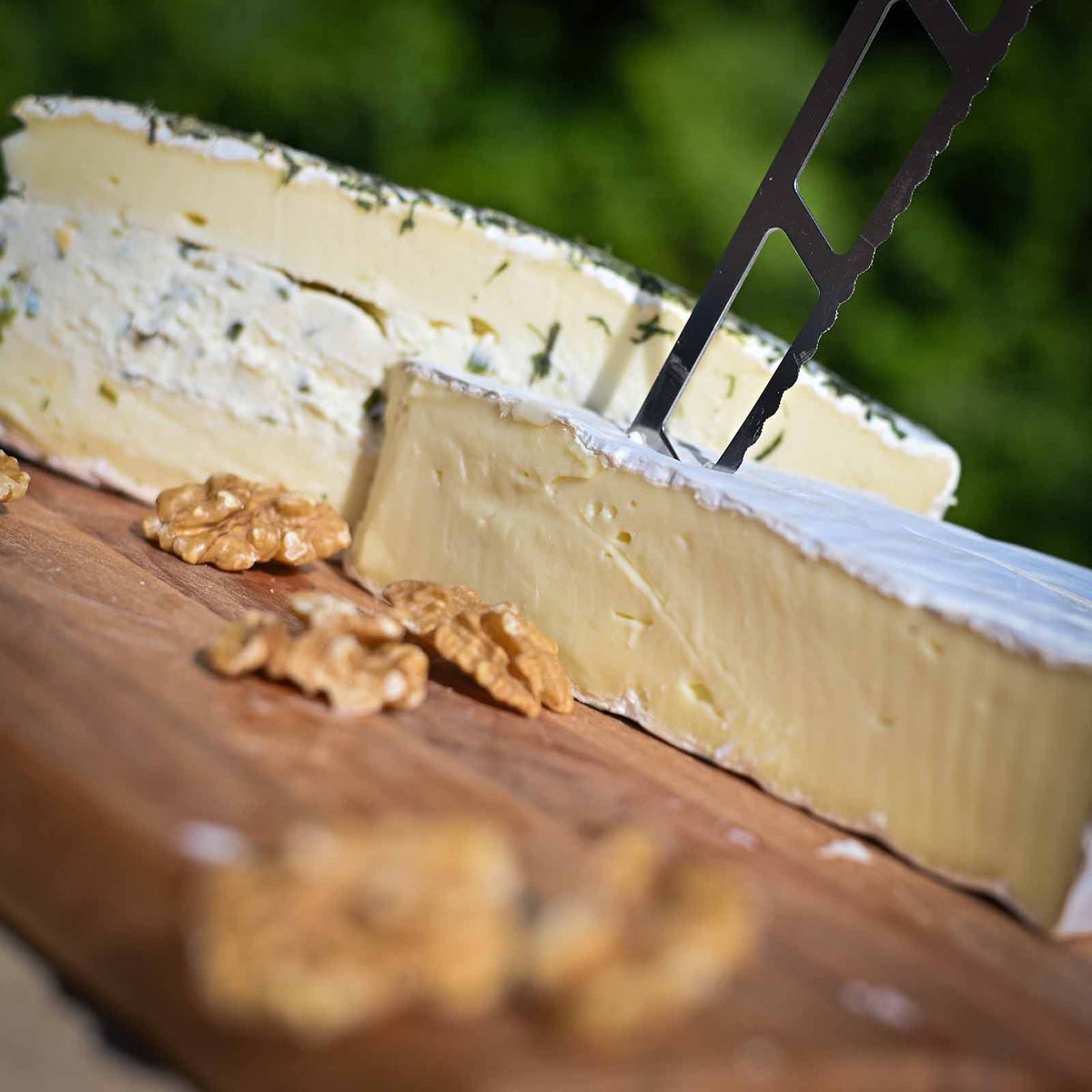 Gevulde brie met bieslook op een plank | Kaas & Borrelz