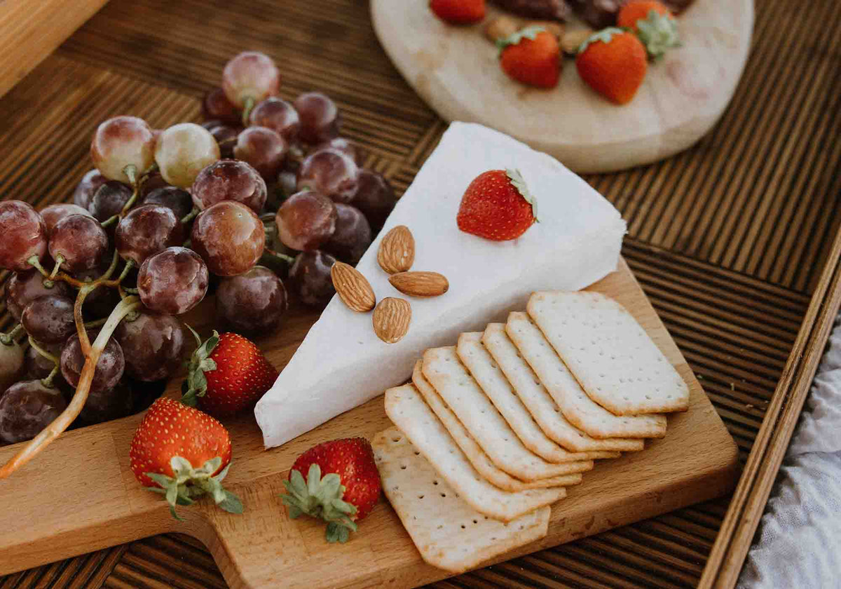 Brie op toastjes met druiven en aardbeien | Kaas & Borrelz