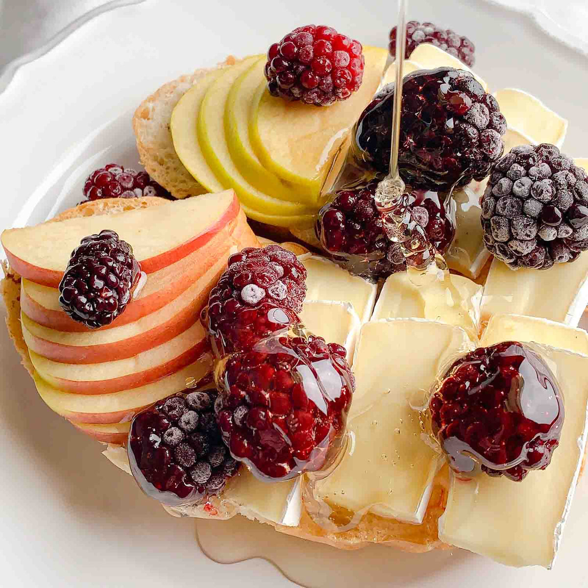 Plakjes brie met appel en bramen | Kaas & Borrelz