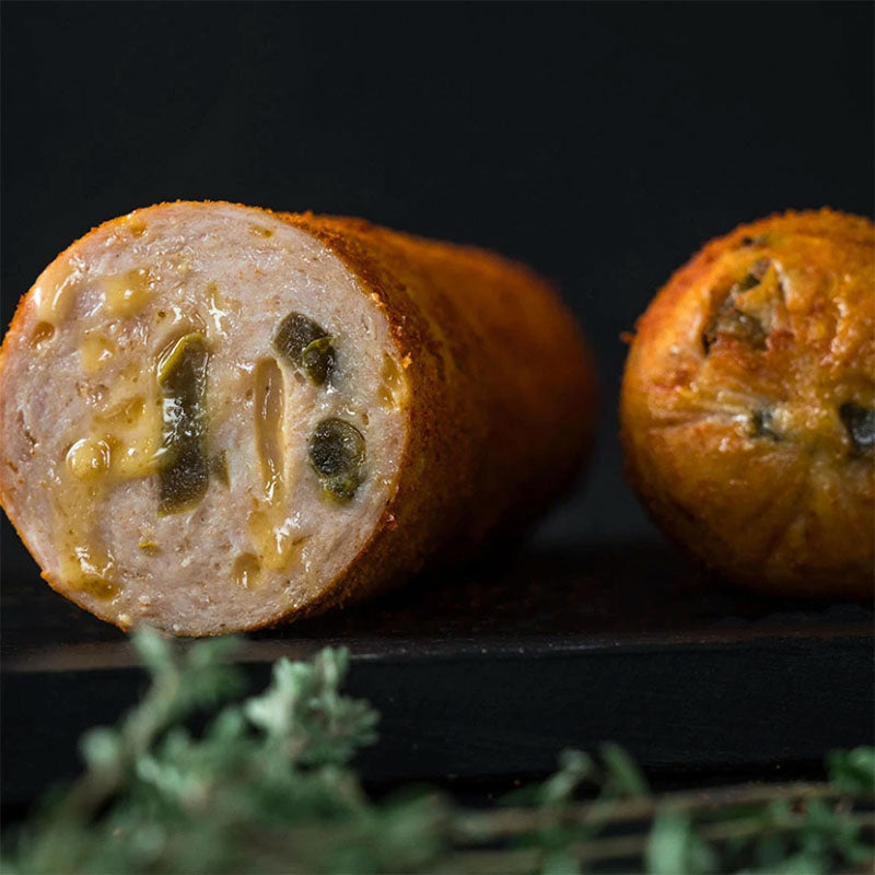 Kipgrillworst - Jalapeño – Kipgrillworst cheddar jalapeno grillworst sfeer 3 | Kaas & Borrelz