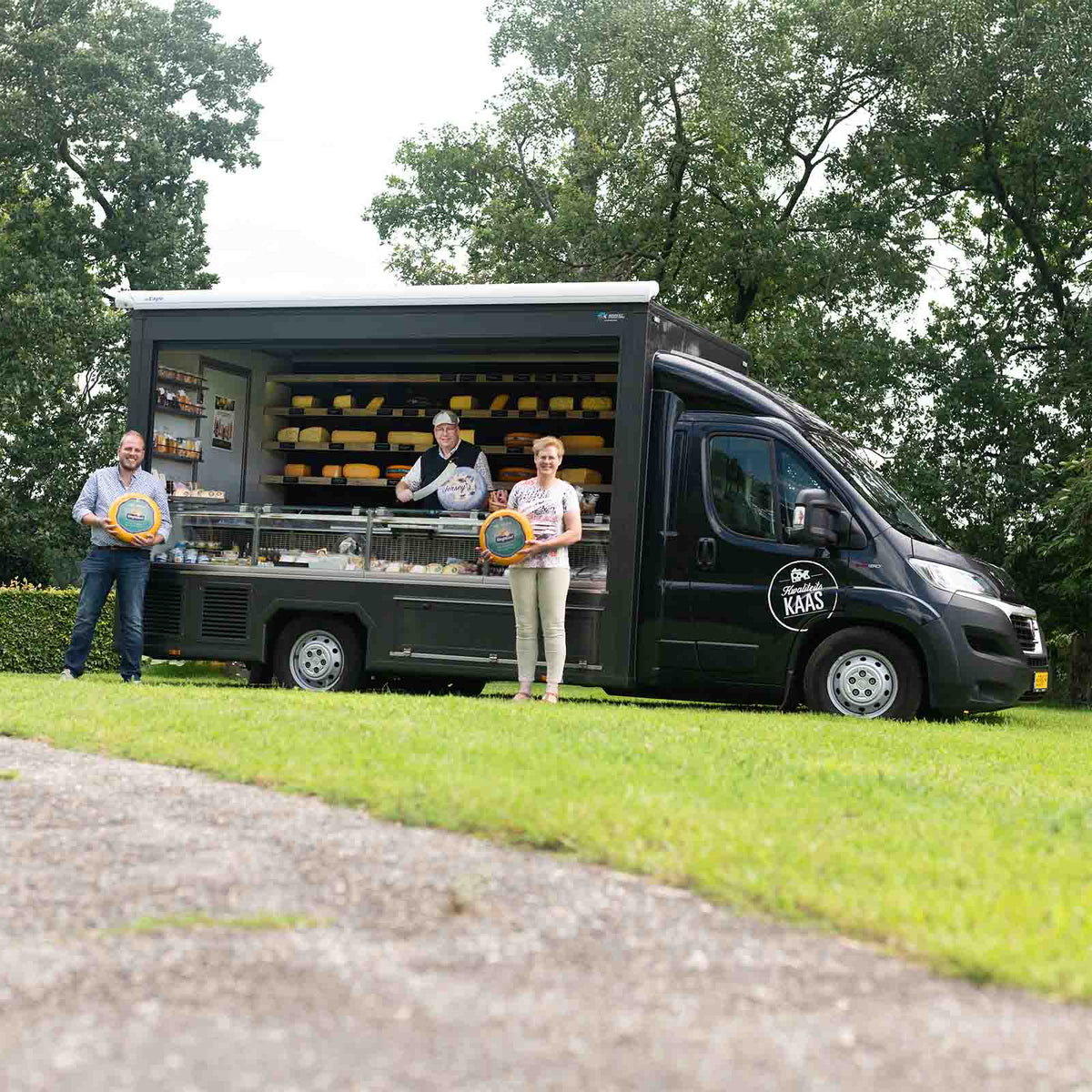 Familie achter Kaas & Borrelz en Cheese @Home bij de kaasauto