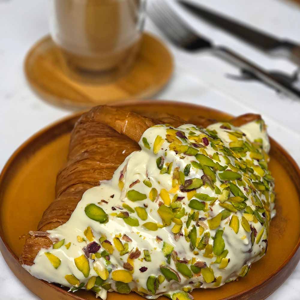 Pistache gepeld ongezouten – croissant met pistachenoten, ontbijt sfeer | Kaas & Borrelz