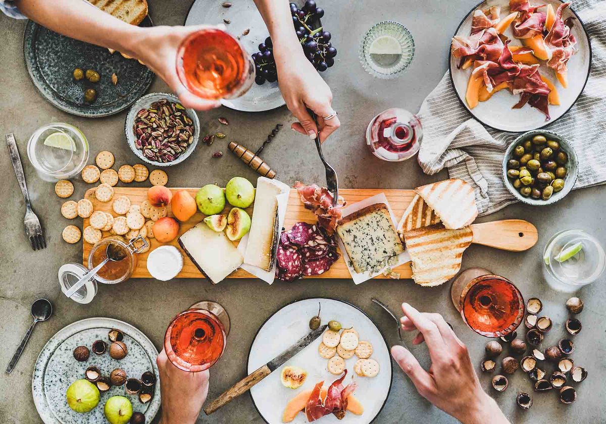 Kaasplank met kaas, fruit en rosé, food tools en borrelaccessoires | Kaas & Borrelz