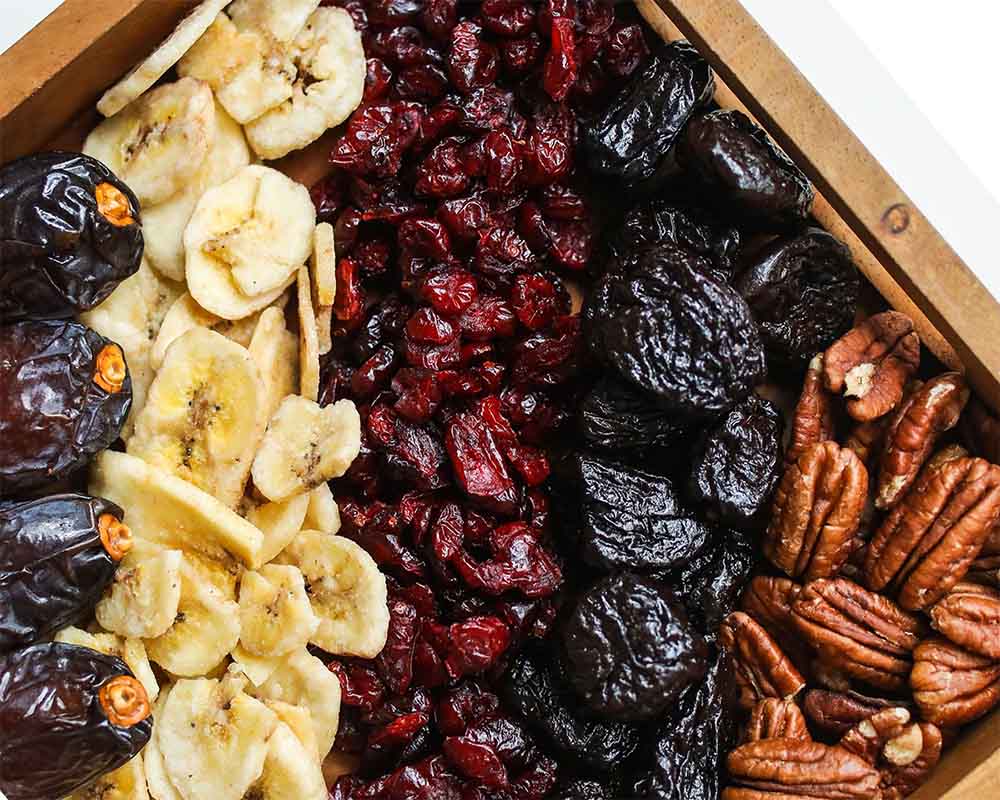 Gedroogd fruit en noten naast elkaar | Kaas & Borrelz