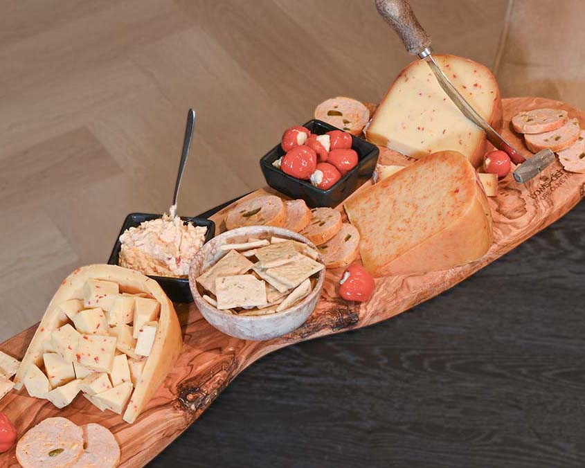 Borrelplank met pittige kruidenkaas | Kaas & Borrelz