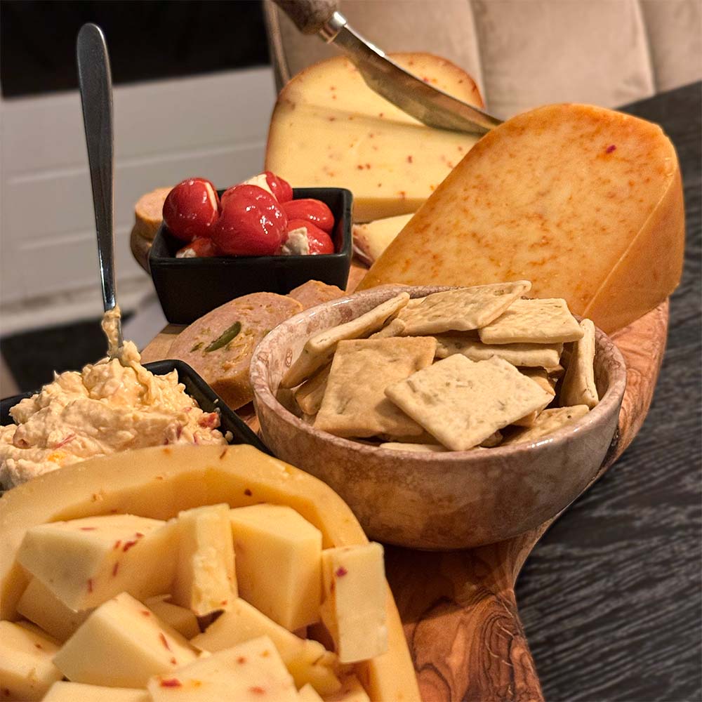 Vuurplank XL met pittige pepers, crackers en kaas | Kaas & Borrelz