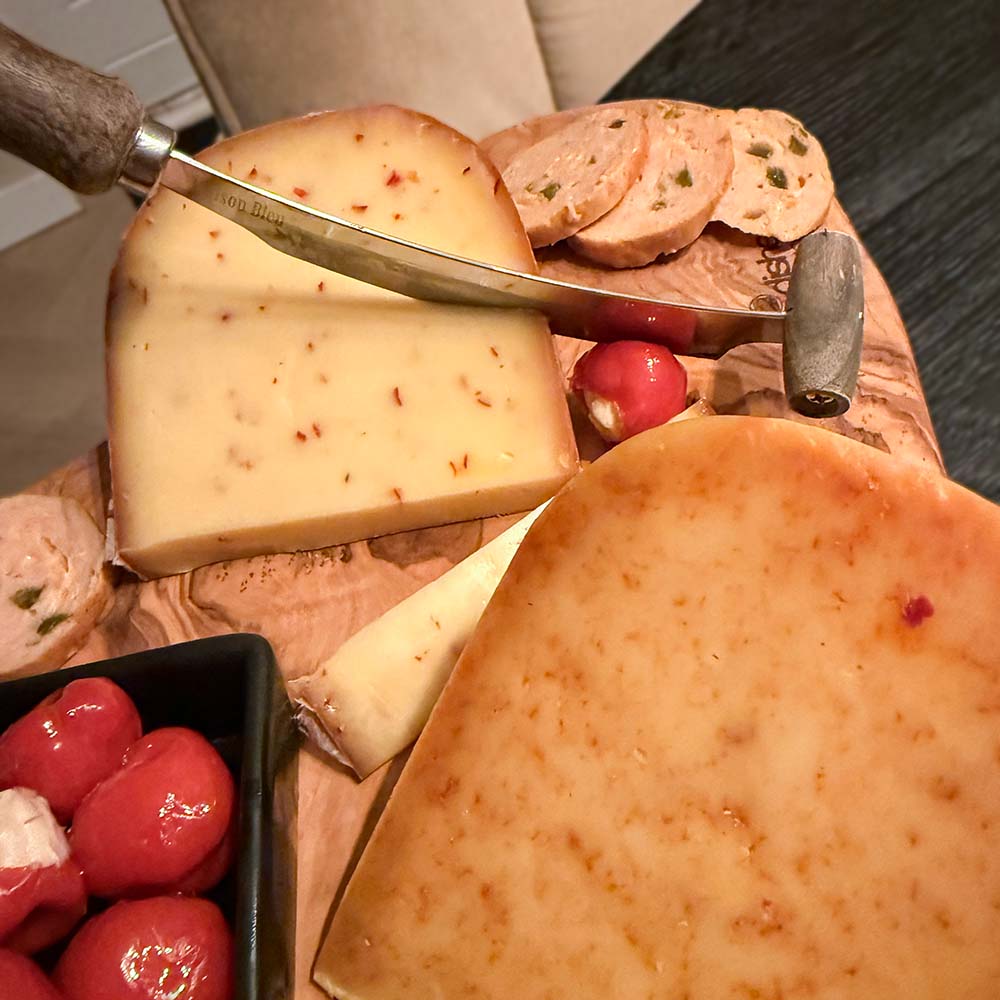 Vuurplank XL met pittige kaas, crackers en tomaatjes | Kaas & Borrelz