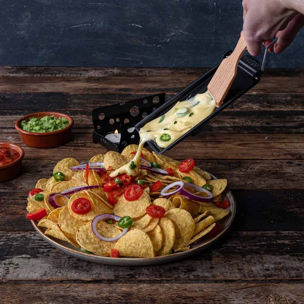 Gesmolten kaas uit het Boska raclettepannetje over nacho's | Kaas & Borrelz