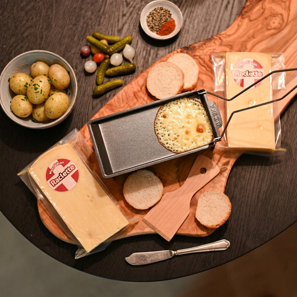 Raclette Cadeautje van bovenaf: Boska raclettepannetje met gesmolten raclettekaas, krieltjes en augurken | Kaas & Borrelz