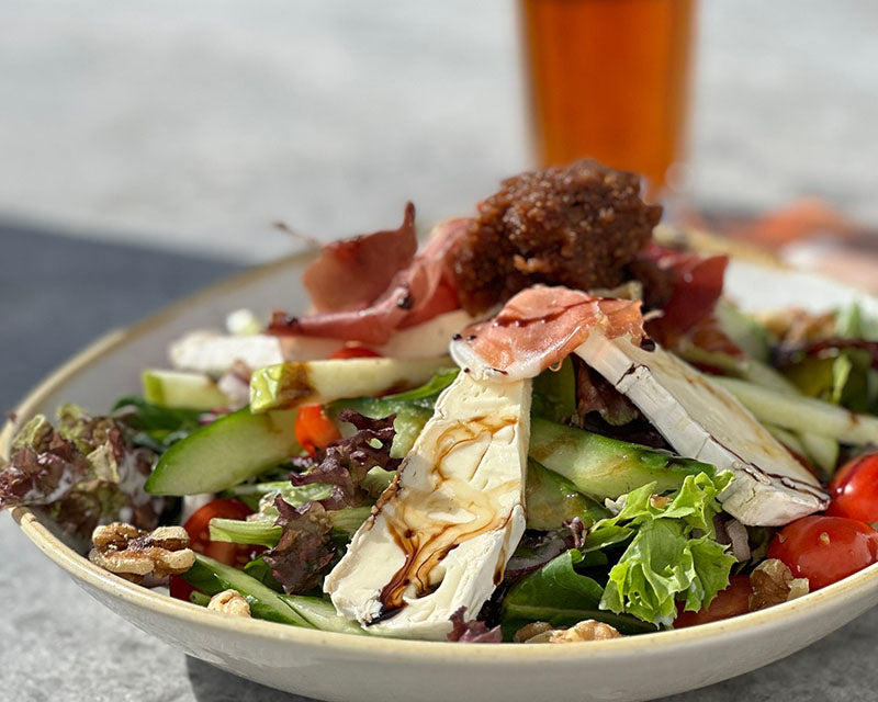 Salade met brie, ham en verse groenten | Kaas & Borrelz