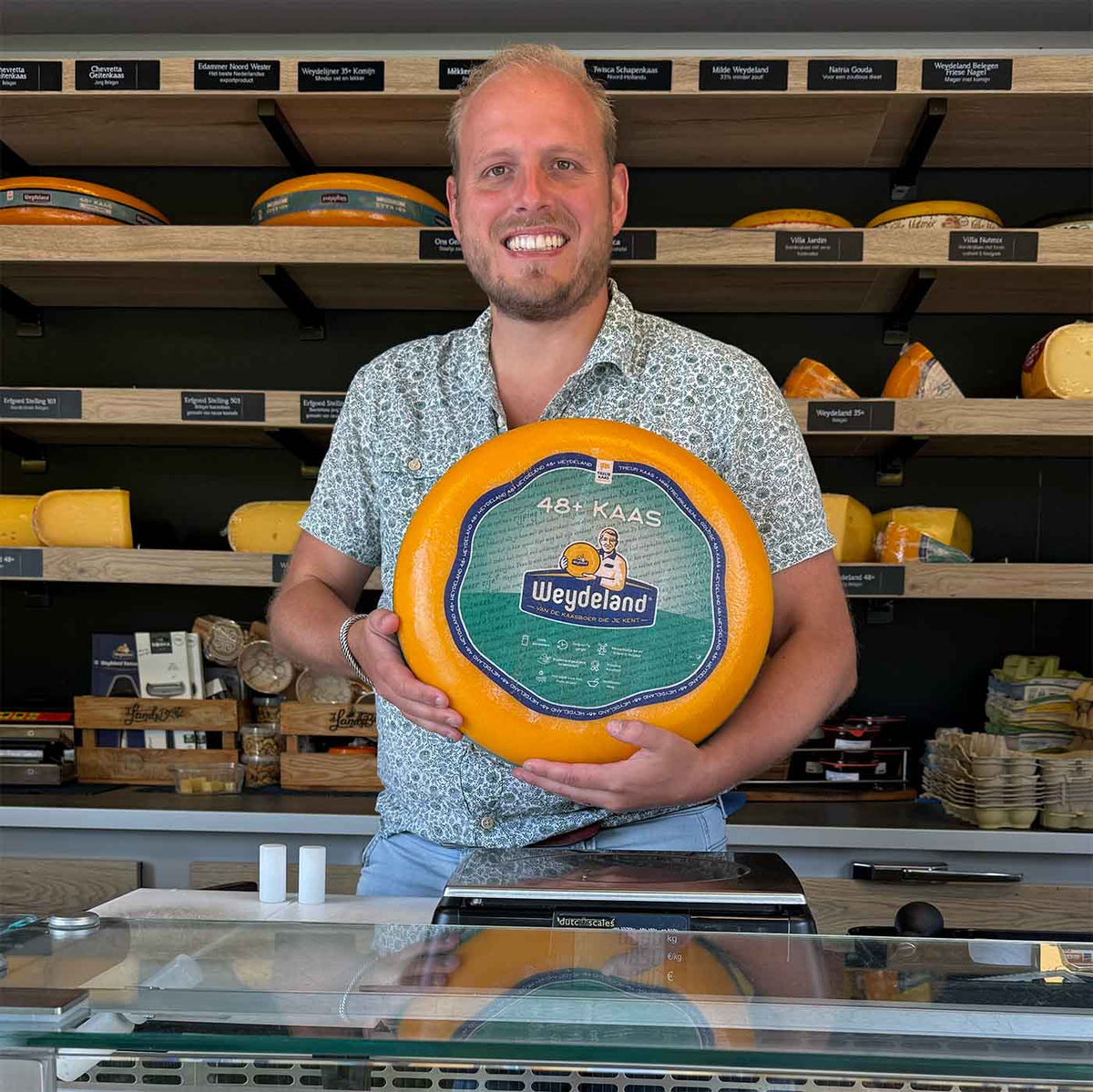 Sjors, marketing en webshop, met een wiel Weydeland kaas