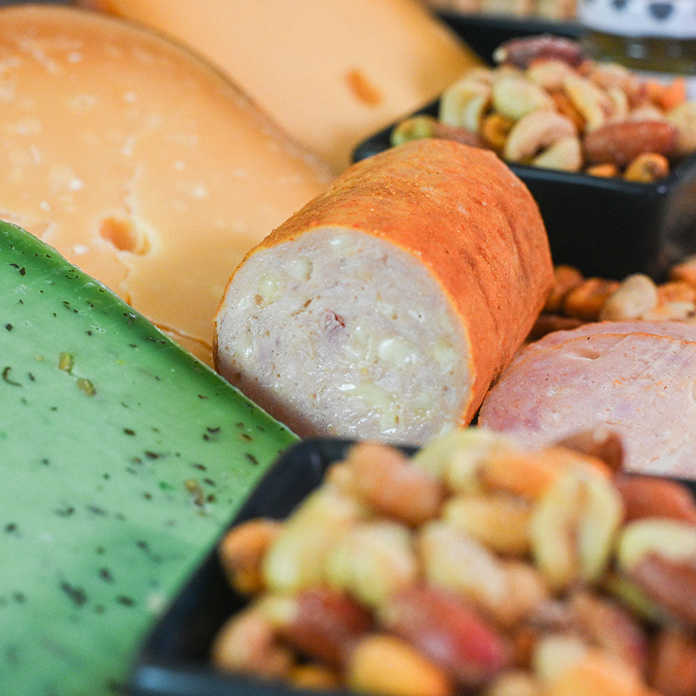 Borrelbox Smakelijke Smaken met pestokaas, kipgrillworst en noten | Kaas & Borrelz