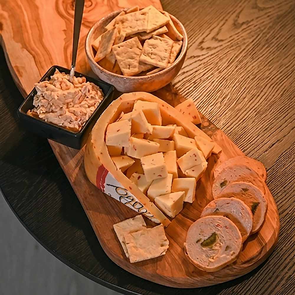 Vuurplank S – inhoud kleine pittige borrelplank | Kaas & Borrelz