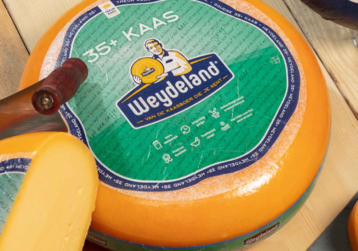 Weydeland 35+ kaas met etiket op een houten tafel | Kaas & Borrelz