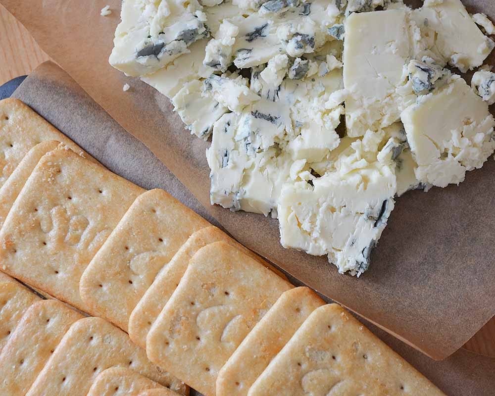 Blauwschimmelkaas op crackers | Kaas & Borrelz