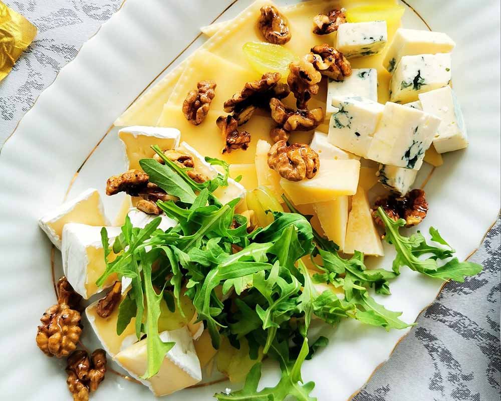 Salade met blauwe kaas, walnoten en rucola | Kaas & Borrelz