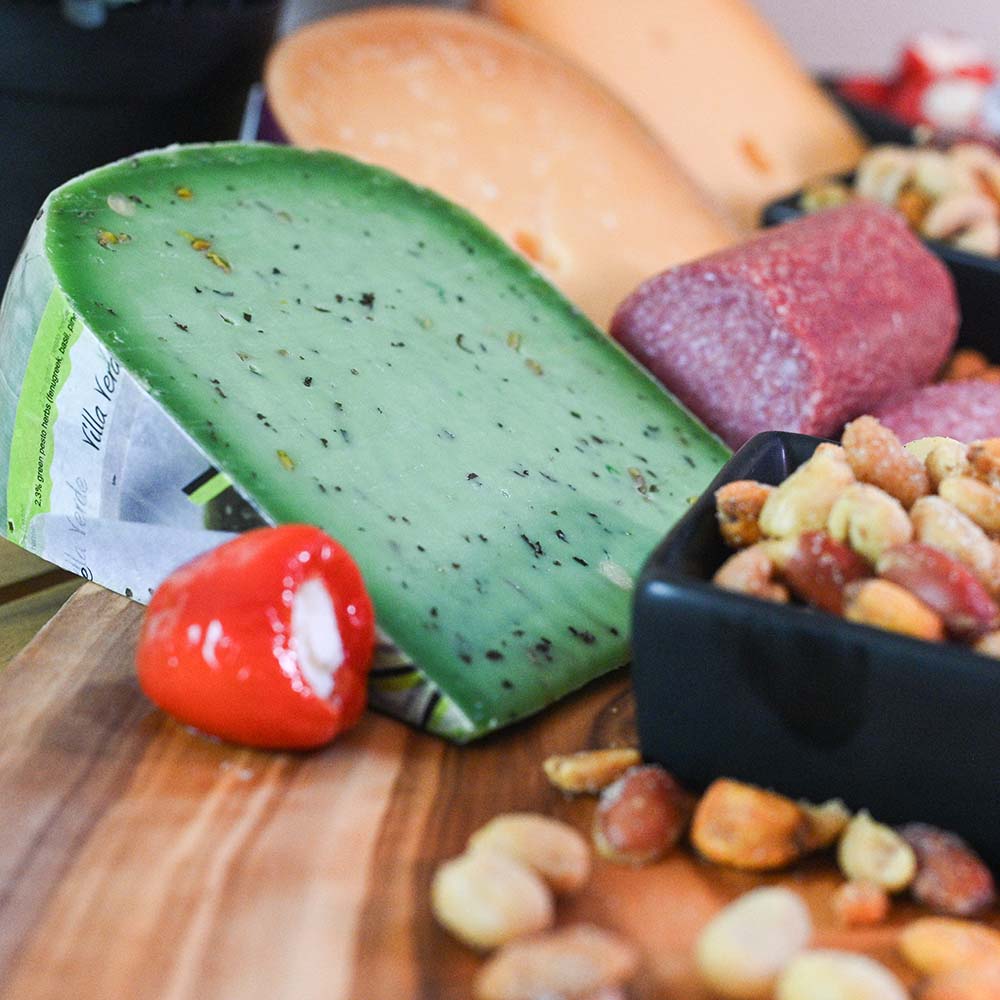 Borrelbox Drie Musketiers met pestokaas, salami, gevulde pepers en noten | Kaas & Borrelz