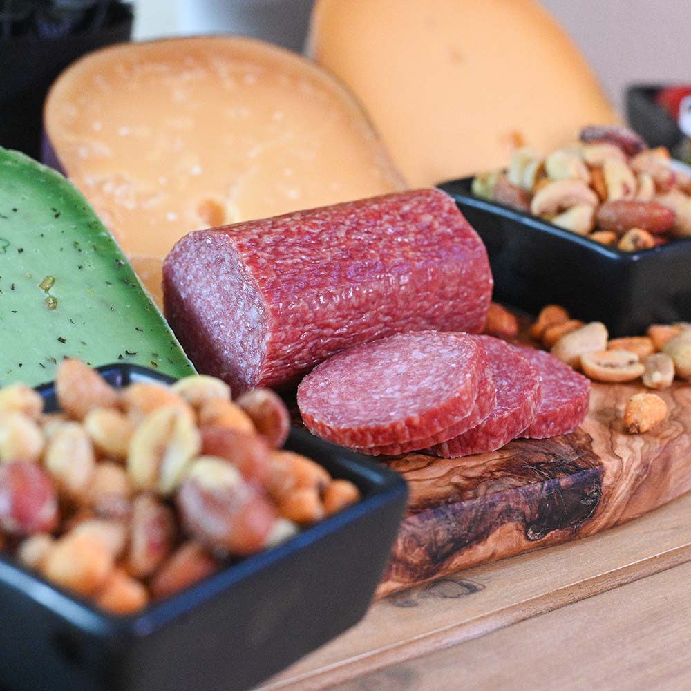 Borrelbox Drie Musketiers met kaas, salami en borrelnoten | Kaas & Borrelz