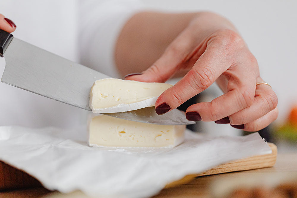 Brie snijden met een kaasmes | Kaas & Borrelz