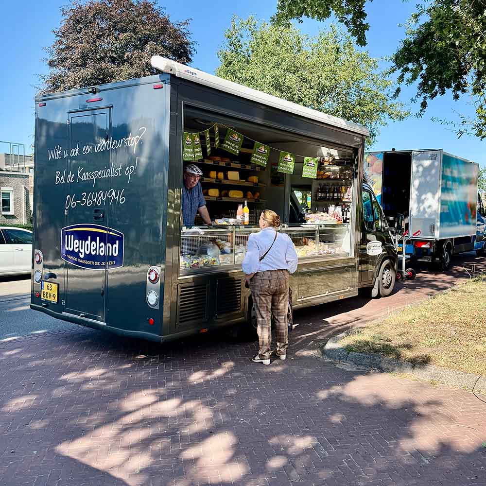 Klanten bij de kaasauto van Cheese @Home op de markt