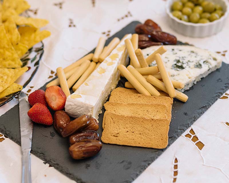 Kaasplankje met brie, blauwe kaas, crackers en fruit | Kaas & Borrelz